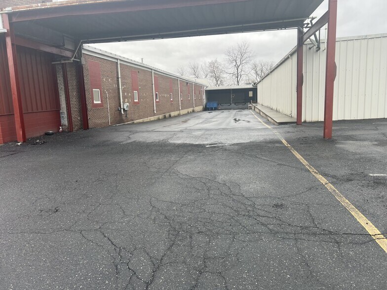 More Photos Of 550 S Green St, Nazareth Distribution For Lease