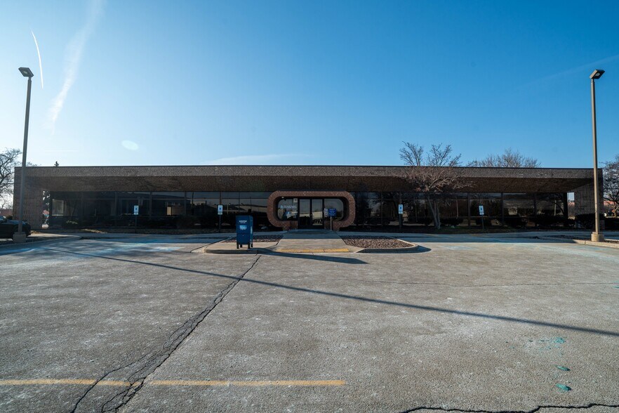 More Photos Of 7630 S 10th St, Oak Creek Office For Sale