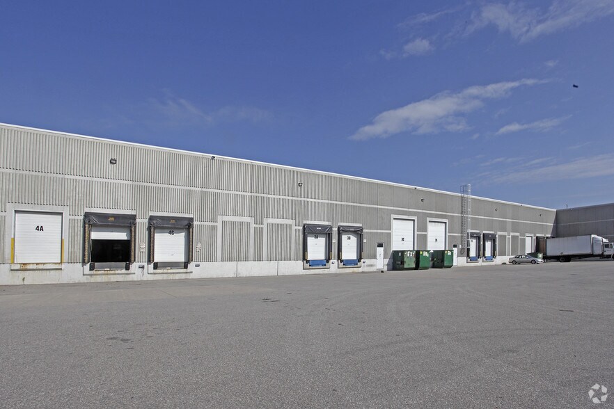 More Photos Of 3550 Laird Rd, Mississauga Warehouse For Lease