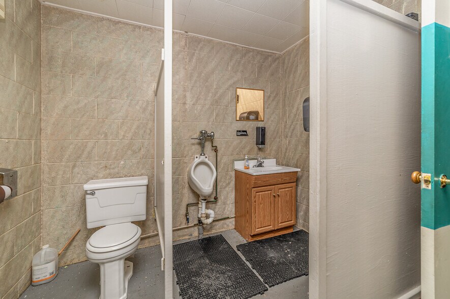 More Photos Of 1104 N Saginaw St, Saint Charles Bowling Alley For Sale