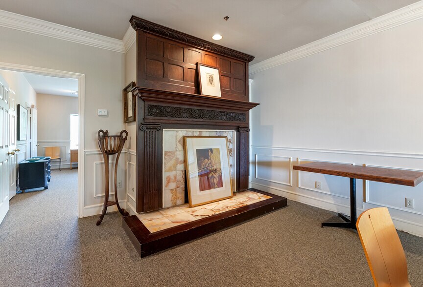 More Photos Of 4821 Broadway St, Addison Office For Sale