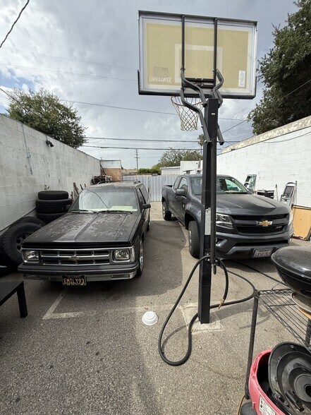 More Photos Of 10548 Victory Blvd, North Hollywood Storefront For Sale