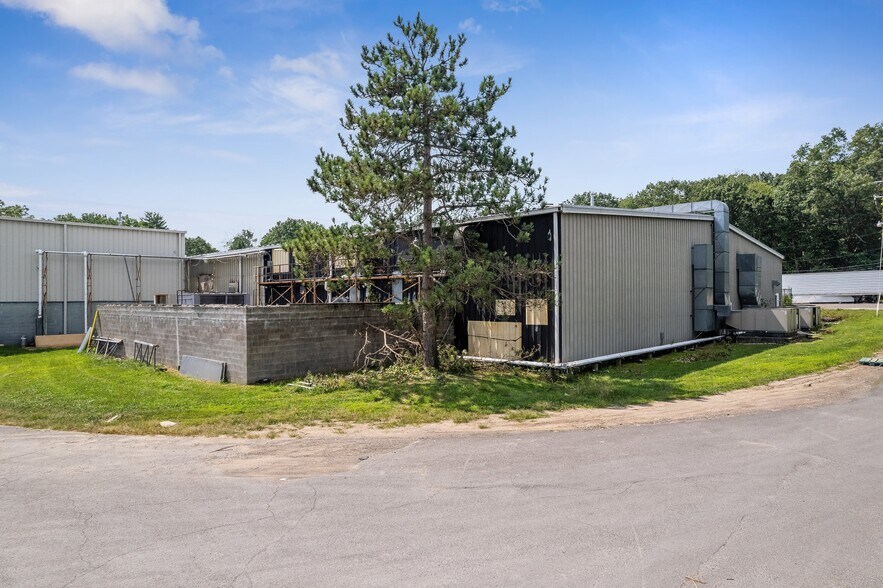 More Photos Of 555 Country Club Rd, Dallas Warehouse For Sale