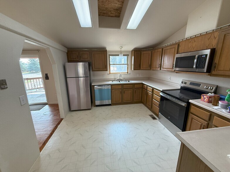 More Photos Of 1554 Amsterdam Rd, Belgrade Office For Lease