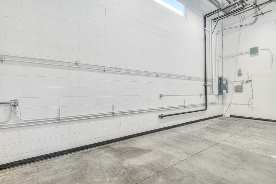 More Photos Of 62958 NE Layton Ave, Bend Light Manufacturing For Sale