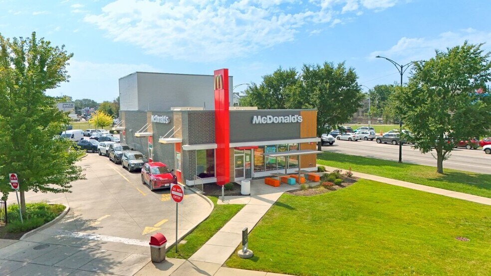 Primary Photo Of 2315 W Ogden Ave, Chicago Fast Food For Sale