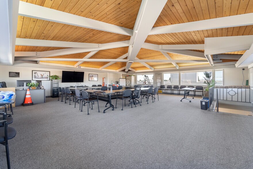More Photos Of 8399 Edgewater Dr, Oakland Warehouse For Lease