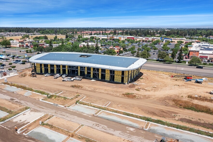 More Photos Of 700 W Herndon Ave, Clovis Unknown For Lease