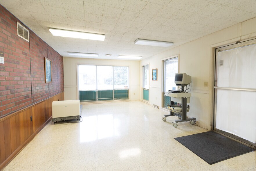 More Photos Of 810 W King St, Kings Mountain Office For Sale