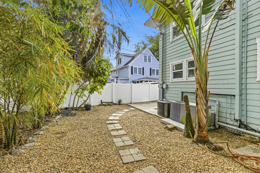 More Photos Of 1322 3rd Ave W, Bradenton Office Residential For Sale