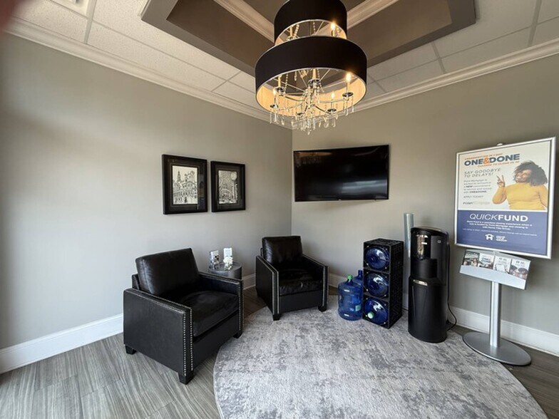 More Photos Of 777 E Algonquin Rd, Algonquin Storefront Retail Office For Lease