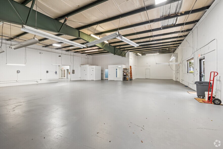 More Photos Of 4408 Corporate Sq, Naples Manufacturing For Sale