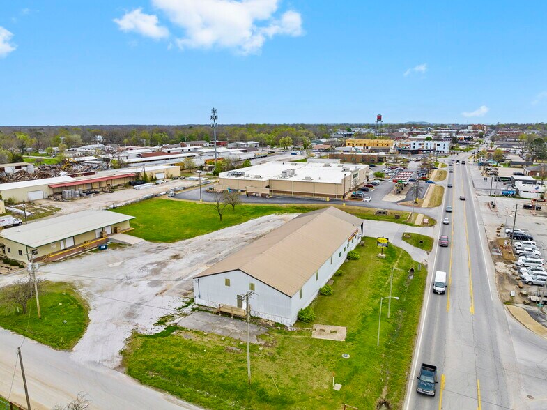 More Photos Of 721 N 2nd St, Rogers General Retail For Lease