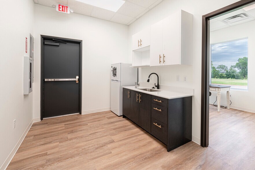 More Photos Of 15105 Crown At Lone Oak Rd, Edmond Office For Lease