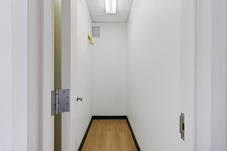 More Photos Of 19 Squadron Blvd, New City Office For Lease