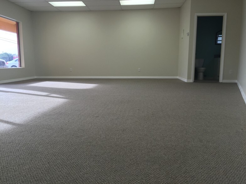 More Photos Of 2301-2331 NW Federal Hwy, Stuart Storefront Retail Office For Lease