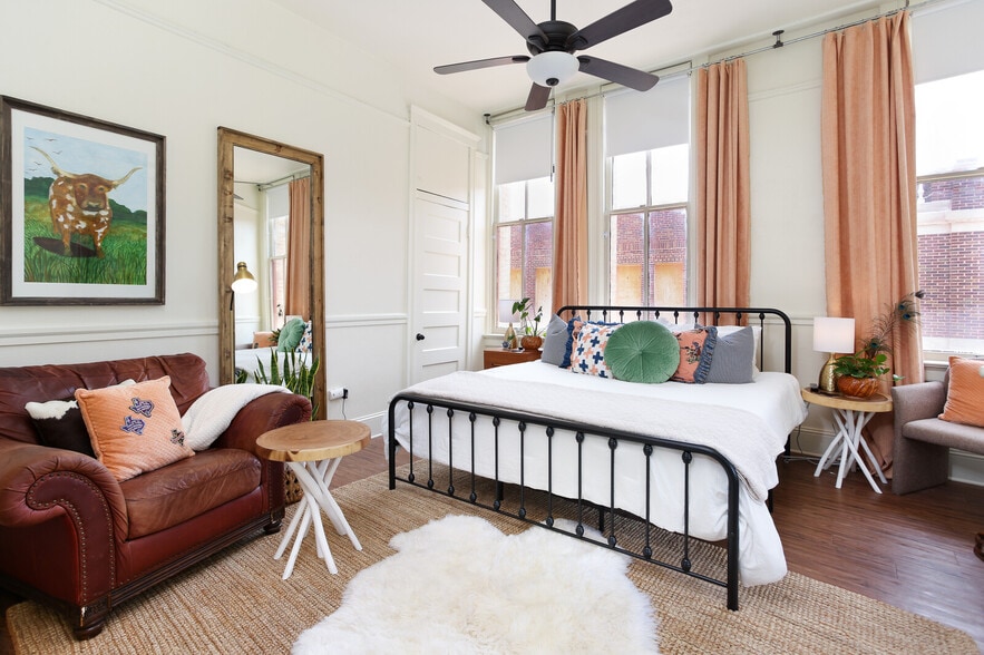 More Photos Of 126 E Main Plz, San Antonio Apartments For Sale