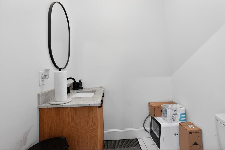 More Photos Of 2116 Locust St, Philadelphia Office For Lease