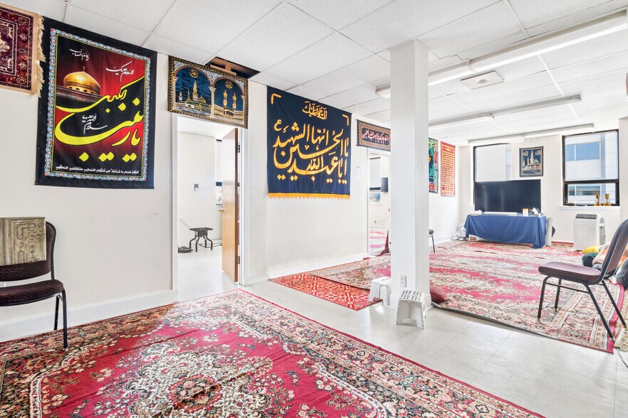 More Photos Of 8270 Av Mountain Sights, Montréal Office For Sale