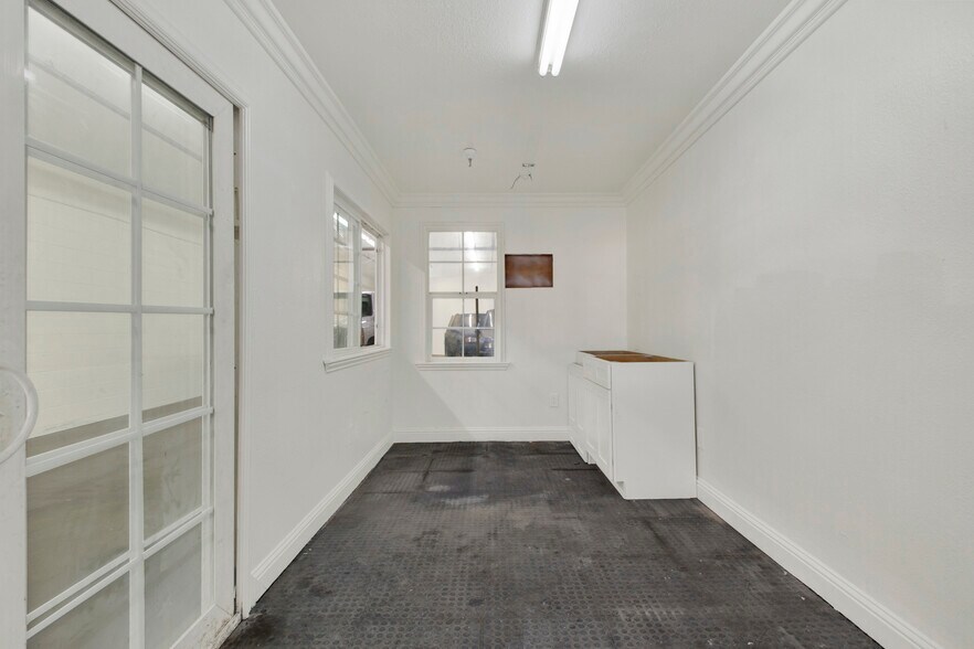 More Photos Of 4821 University Ave, San Diego Auto Repair For Lease