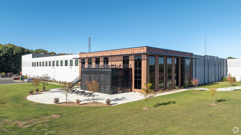 More Photos Of 110 Langtree Campus Dr, Mooresville Showroom For Lease