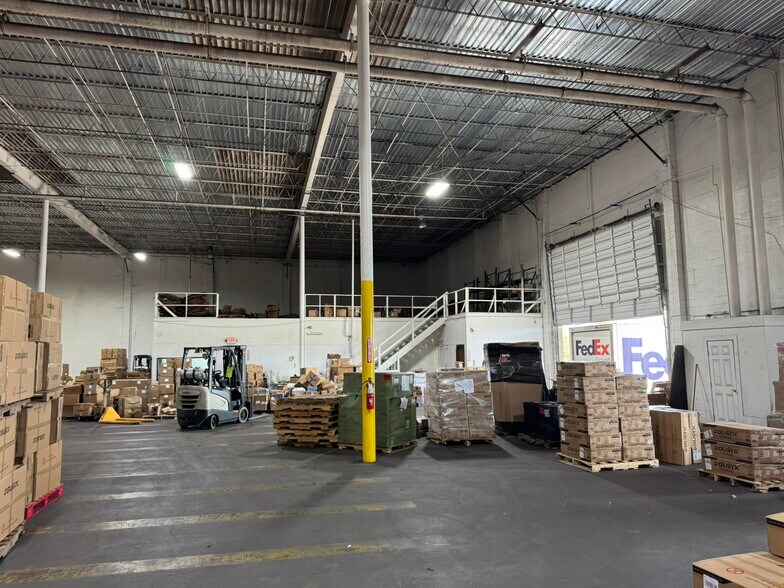 More Photos Of 9990 E I-10 Fwy, Houston Warehouse For Lease