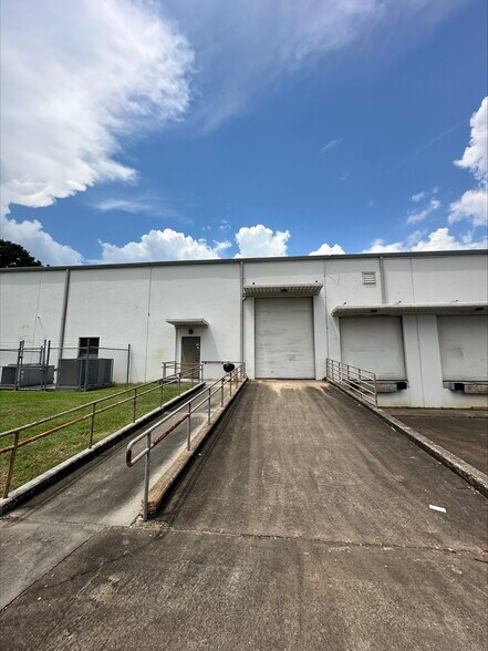 More Photos Of 740 Bradfield Rd, Houston Light Distribution For Sale