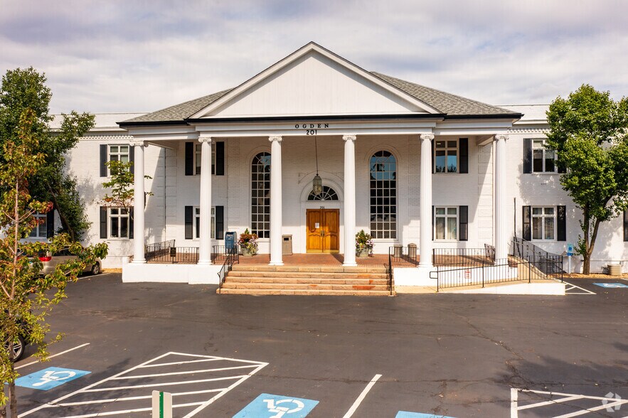 More Photos Of 15 Spinning Wheel Rd, Hinsdale Unknown For Lease