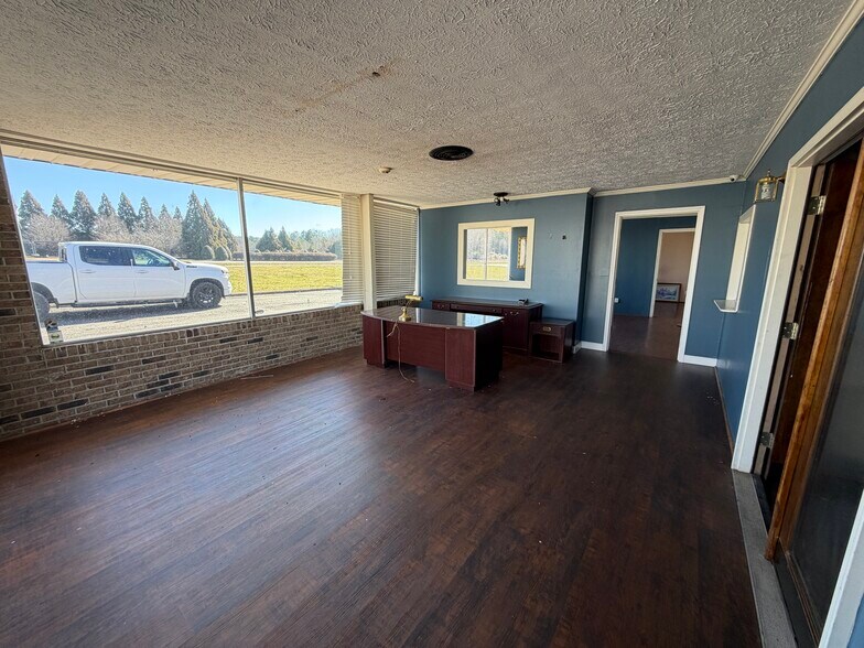 More Photos Of 1913 US 41 Hwy SW, Calhoun Flex For Lease
