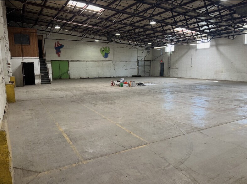 More Photos Of 764 Prairie St, Aurora Warehouse For Lease