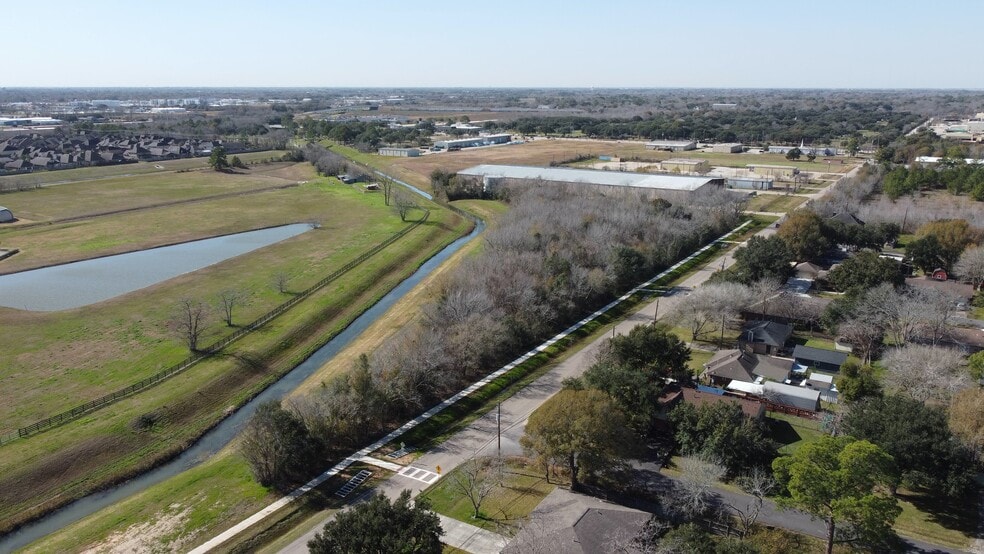 More Photos Of 3702 Knapp Rd, Pearland Warehouse For Lease