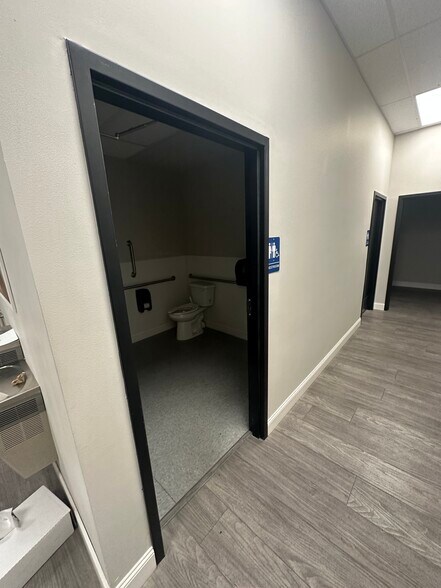 More Photos Of 145 E Stuart Rd, Bellingham Storefront Retail Office For Sale