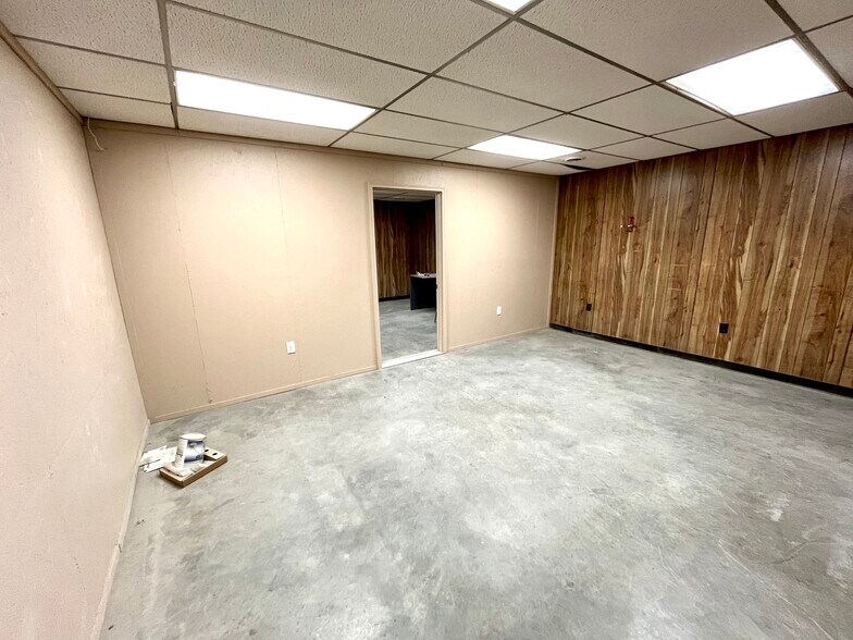 More Photos Of 103 S Acres St, Sikeston Distribution For Lease