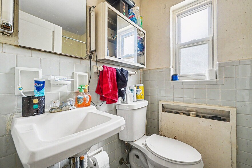 More Photos Of 2370 Losantiville Ave, Cincinnati Multifamily For Sale