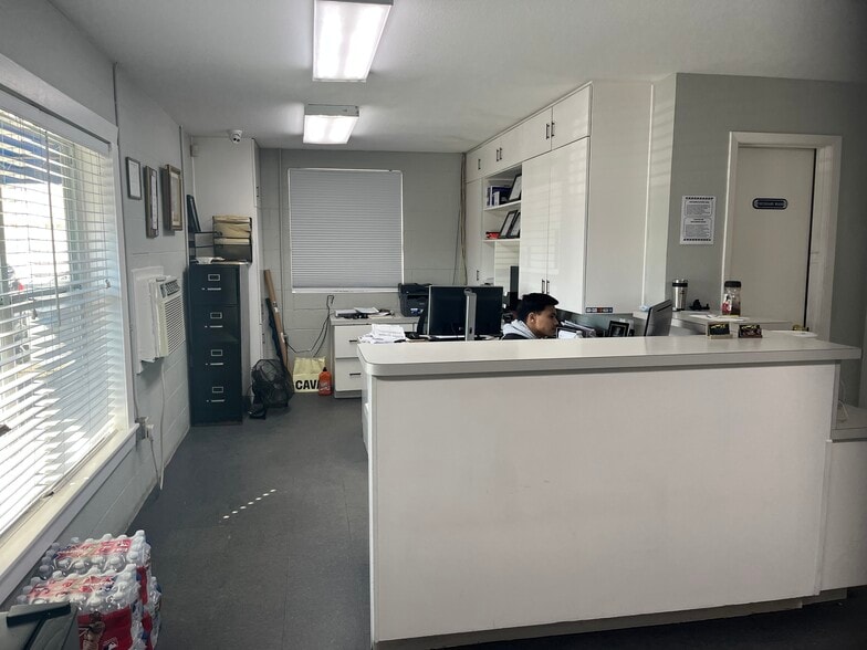 More Photos Of 925 Luke St, Irving General Retail For Sale