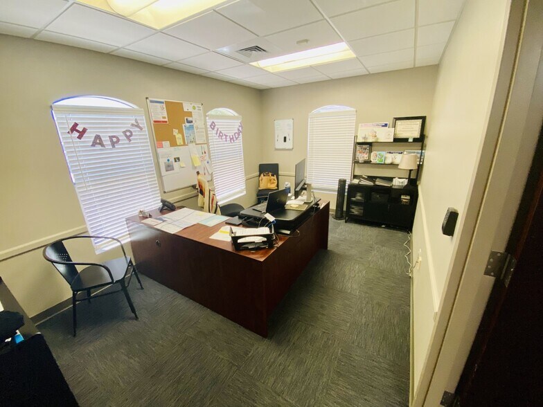 More Photos Of 1619 E Common St, New Braunfels Office For Sale