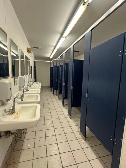 More Photos Of 124 Winchester Dr, West Point General Retail For Sale