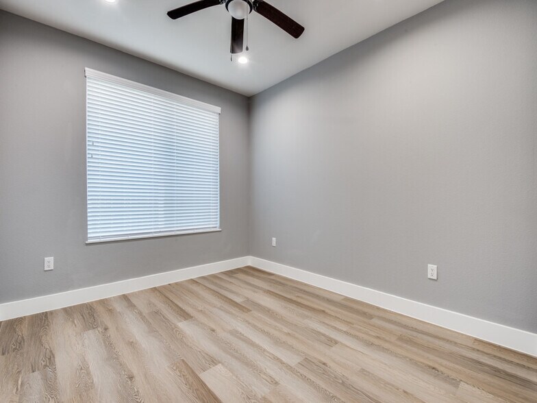 More Photos Of 1100 Us-90 Hwy W, Sealy Apartments For Sale