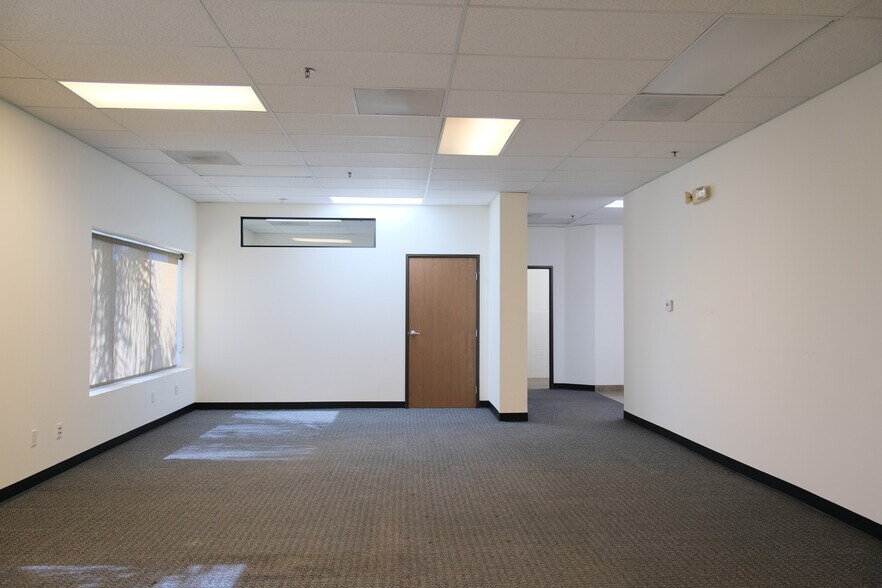 More Photos Of 4517 Market St, Ventura Light Distribution For Lease