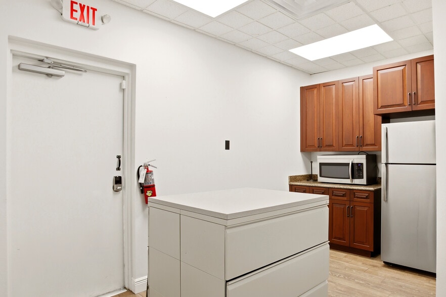 More Photos Of 5266 Office Park Blvd, Bradenton Medical For Lease