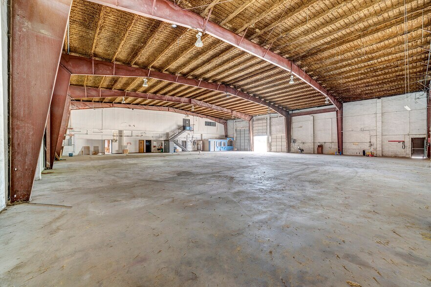 More Photos Of 7520 Lawndale St, Houston Flex For Lease