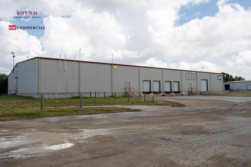 More Photos Of 100 Lupita Cir, Del Rio Distribution For Sale