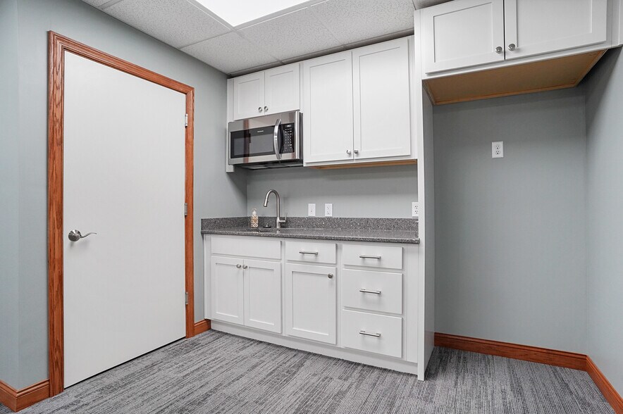 More Photos Of 1337 Commerce Dr, Stow Warehouse For Sale
