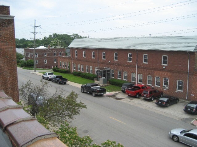 More Photos Of 366-368 Bluff City Blvd, Elgin Manufacturing For Lease