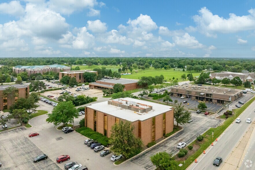 More Photos Of 800 Roosevelt Rd, Glen Ellyn Office For Lease