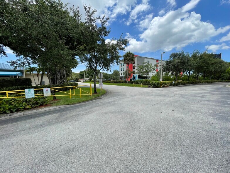 More Photos Of 2830 W State Road 84, Fort Lauderdale Flex For Sale