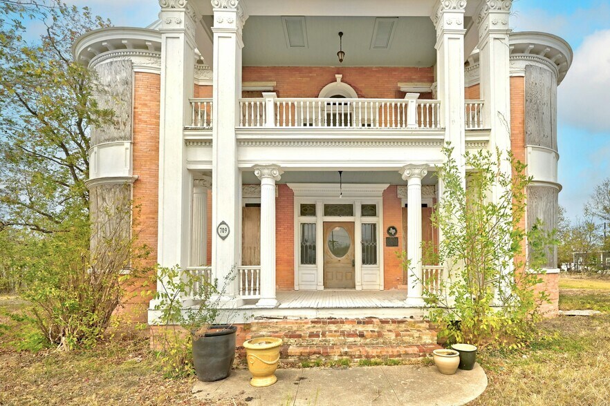 More Photos Of 709 N Lexington St, Manor Specialty For Sale