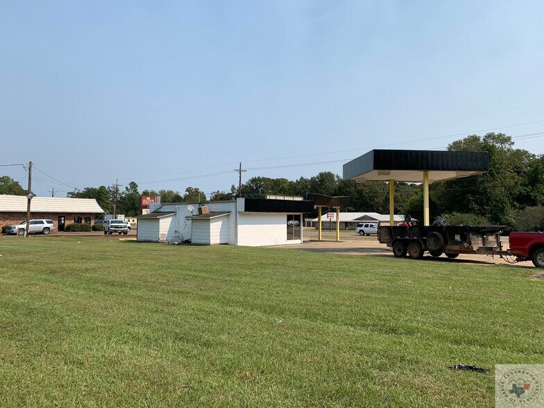 More Photos Of 1201 N Louise St, Queen City Freestanding For Sale