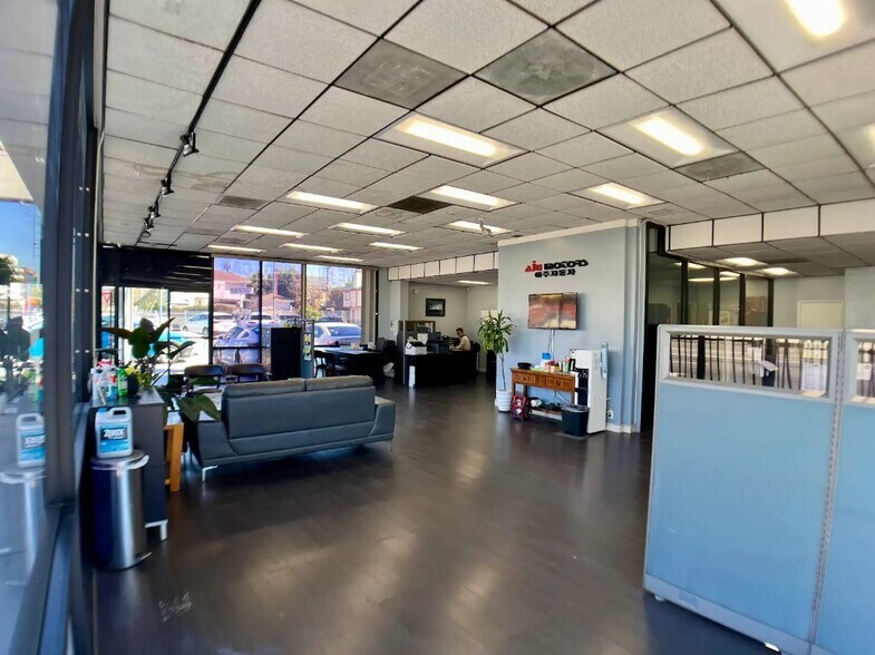 More Photos Of 3530 W Olympic Blvd, Los Angeles Storefront Retail Office For Lease