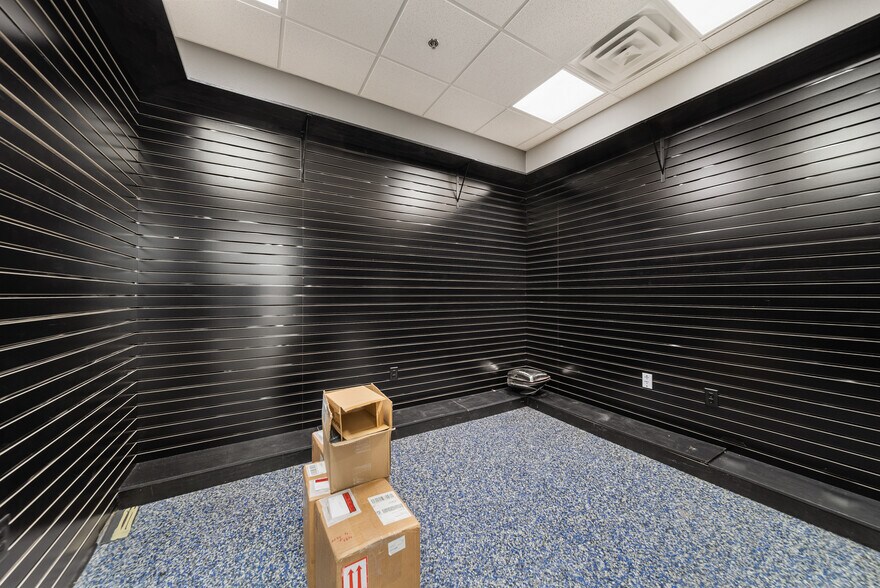 More Photos Of 210 SE 34th St, Bentonville Office For Sale
